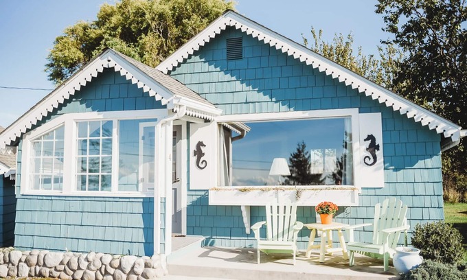 Sequim Cottage | Cottage On the Bay - Queen, Jetted tub, Full Kitchen, water view