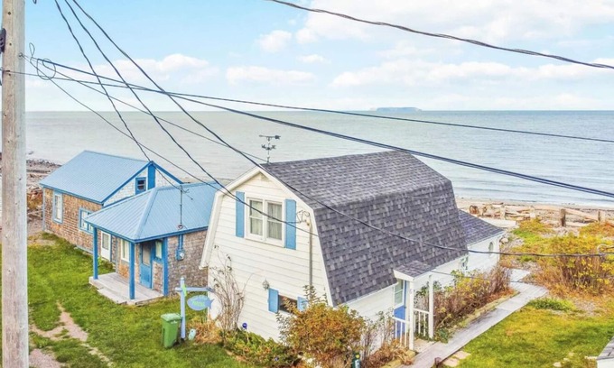 Harbourville Cottage | Cottage right on the beach, and part of an authentic fishing village