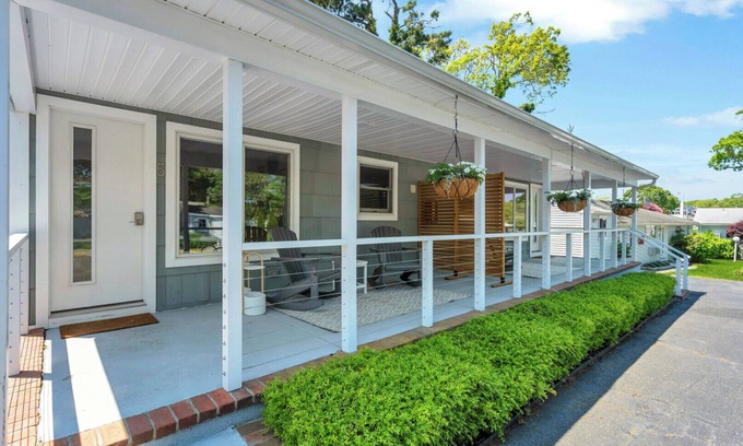 Hampton Bays House | Cottage Suite in Boutique Hotel, Heart of Hampton Bays, Waterfront.