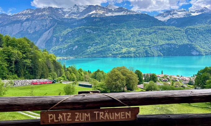 Brienz Ski Chalet | Cottage with a dream view of Lake Brienz for those seeking peace and quiet