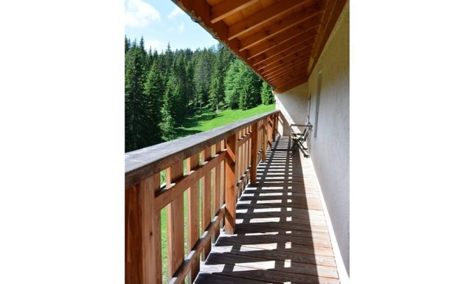 Les Moussieres House | Cottage with Balcony in the Haut-Jura Natural Park