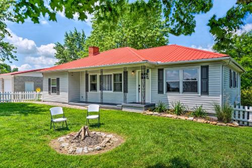 Byrdstown House | Cottage with Deck and BBQ 2 Mi to Dale Hollow Lake!