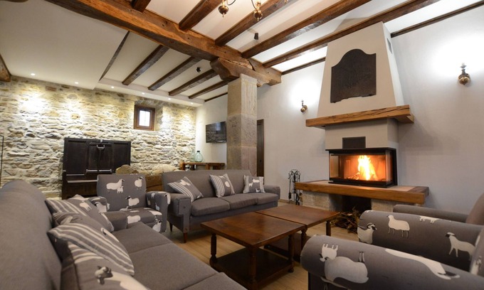 Zubiri Cottage | Cottage with Jacuzzi, Barbecue and Garden