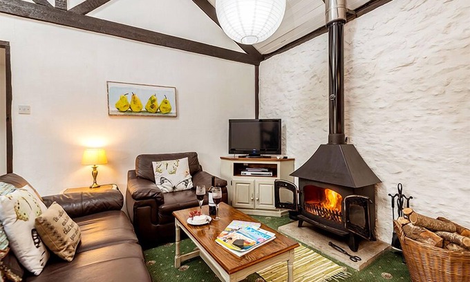 Whitchurch Canonicorum Cottage | Cottage with Private Courtyard - "Cider Barn"