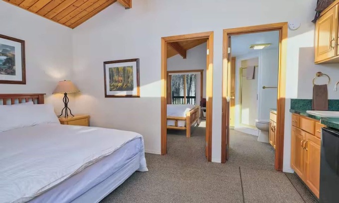 Swan Valley Apartment | Cottonwood cabin next to Pond