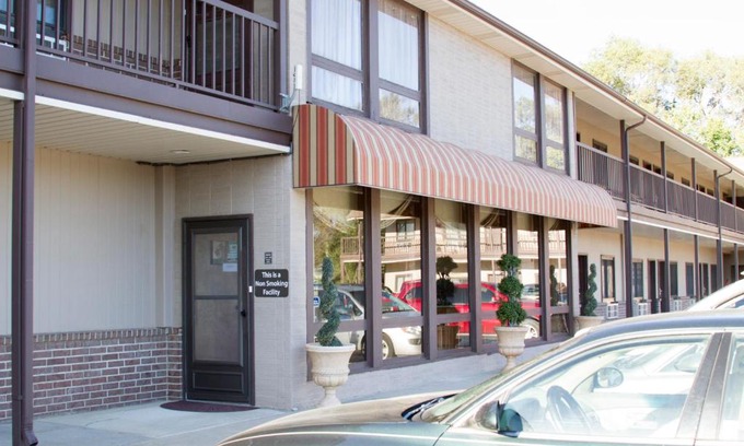 Phillipsburg Hotel | Cottonwood Inn & Suites