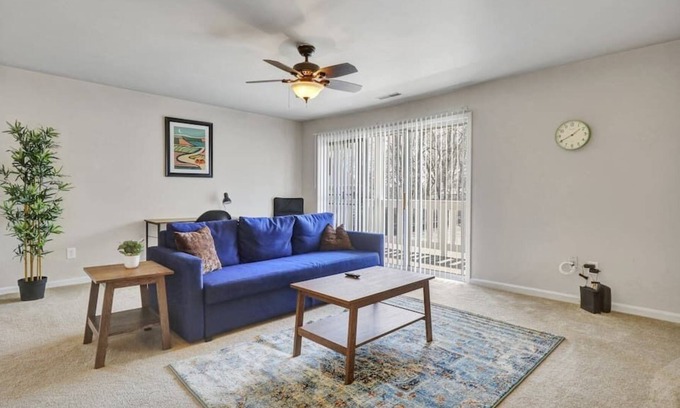 Kalamazoo Apartment | Country Club C6 · 2 bdrm Apt w/ free parking in heart of Kalamazoo