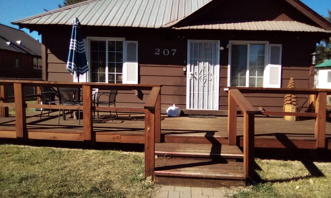 Westwood House | Country Cottage -Cozy 3-bedroom vacation home 11 minutes from Lake Almanor