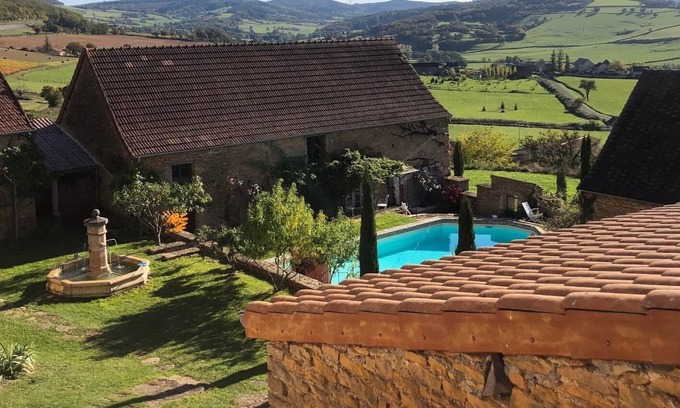 Salornay-sur-Guye Cottage | Country house for 10/12 beds with swimming pool near Cluny