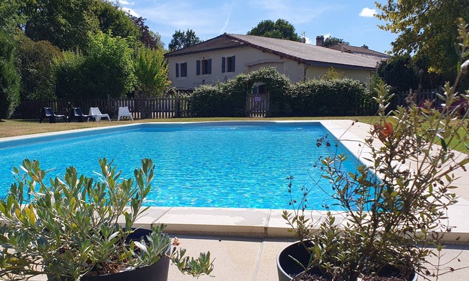 Chaunac Cottage | Country gîte for 12 people with heated swimming pool