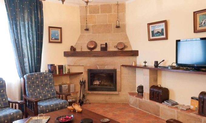 Barruelo de Santullan House | Country House 'Vielba' with Mountain View, Private Terrace and Wi-Fi