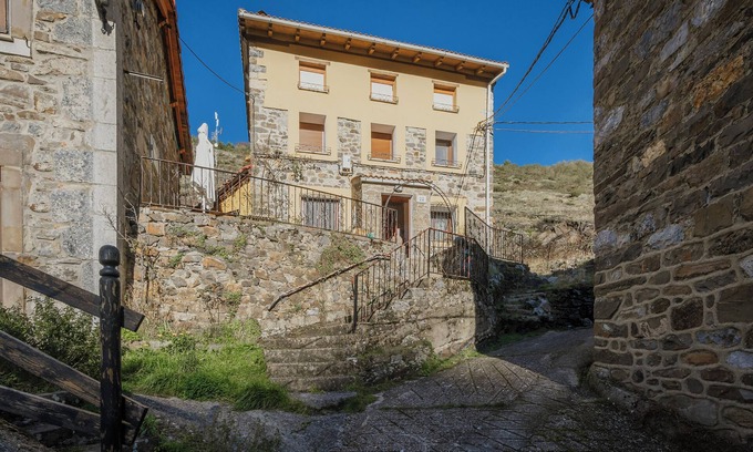 Llanaves de la Reina House | Country Home 'La Casa De Sara ' with Mountain View, Private Terrace and Wi-Fi