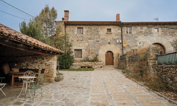 La Pernia House | Country House 'La Casa Del Diezmo De La Montaña' with Mountain View, Private Terrace and Wi-Fi