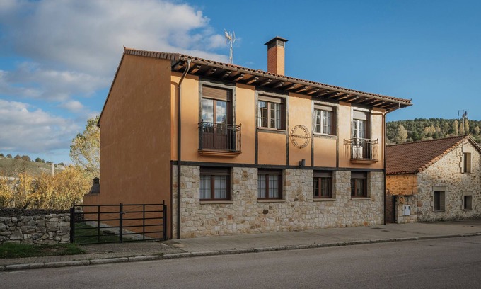 Hontoria del Pinar House | Country House 'Entrada Rio Lobos 2' with Mountain Views and Wi-Fi