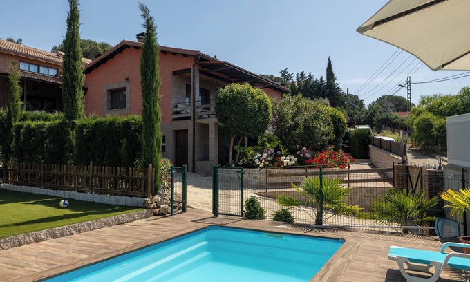 Robledo de Chavela House | Country House 'Avalon 103' with Mountain View, Private Pool and Wi-Fi