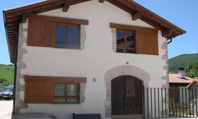 Ciaurriz House | Country House 'Bordaberri' with Mountain View, Private Garden and Wi-Fi