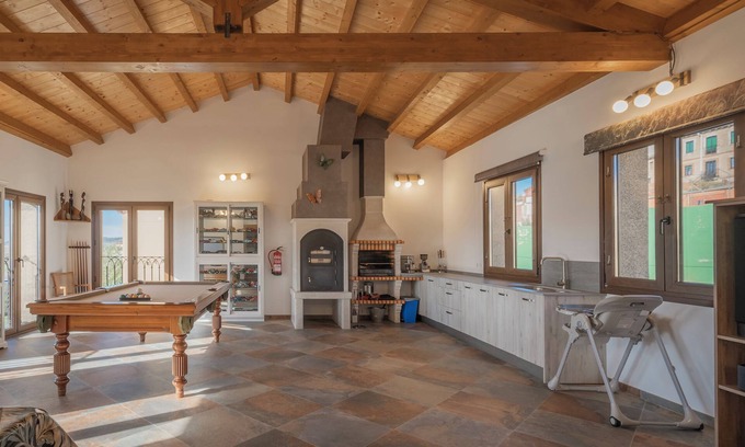 Castrojeriz House | Country House 'Casa Rural El Rincon Del Chef' with Private Garden, Wi-Fi and Air Conditioning