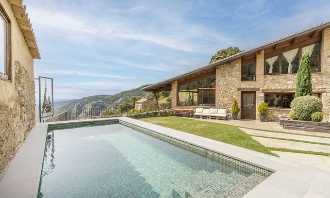 Oden House | Country House 'El Cobert De Lera' with Mountain View, Private Pool and Wi-Fi