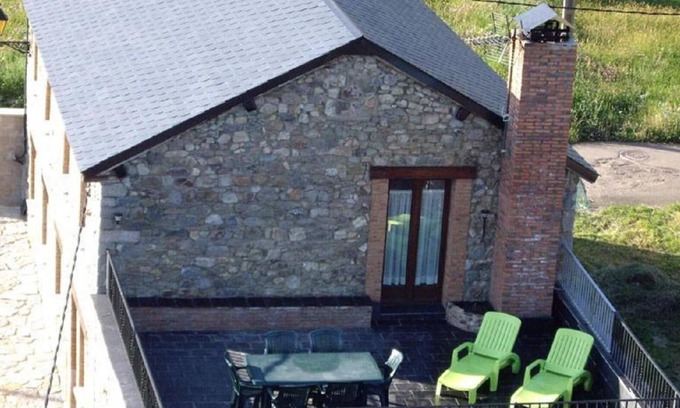 Poladura de la Tercia House | Country House 'La Terraza Del Valle' with Mountain View, Shared Terrace and Wi-Fi