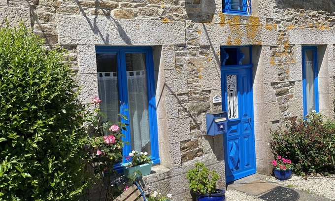 Plouguenast Cottage | Country house in the heart of Brittany, calm, restful, large private garden.