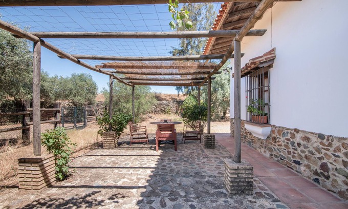 El Campillo House | Country House 'Jara' with Mountain View, Shared Pool and Shared Garden