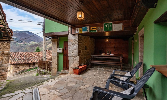 Fresnedo House | Country House 'La Congosta Mágica Aldea De Montaña' with Mountain View, Shared Terrace and Wi-Fi