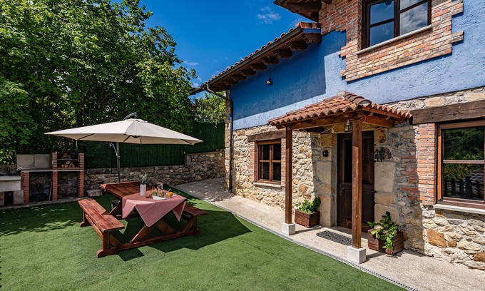 Cangas de Onis House | Country House 'La Campanona' with Mountain View, Private Terrace and Wi-Fi