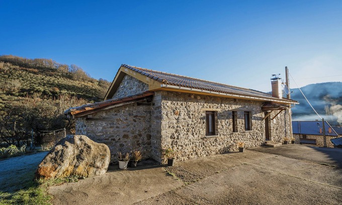 La Pernia House | Country House 'Lope' with Mountain View, Private Garden and Wi-Fi
