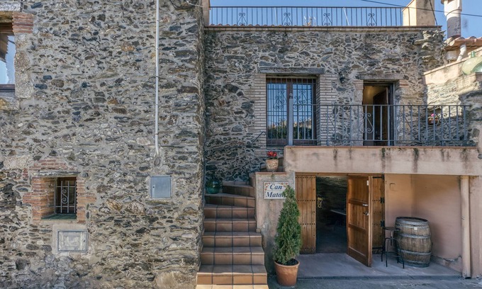 Espolla House | Country House 'Matalí' with Private Terrace, Wi-Fi and Air Conditioning