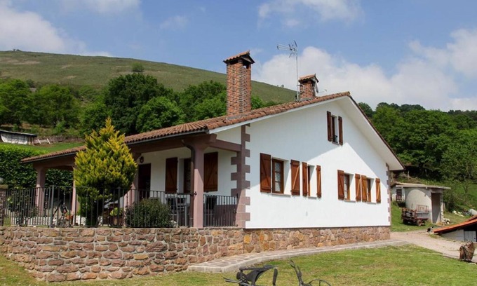 Errazu House | Country House 'Oiaraberri' with Private Garden and Wi-Fi