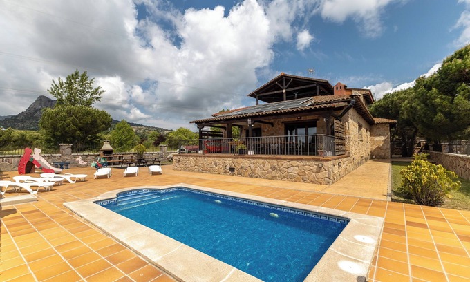 El Berrueco House | Country House 'Sierra Norte' with Mountain View, Private Pool and Wi-Fi