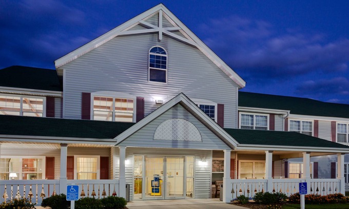 Grinnell Hotel | Country Inn & Suites by Radisson, Grinnell, IA