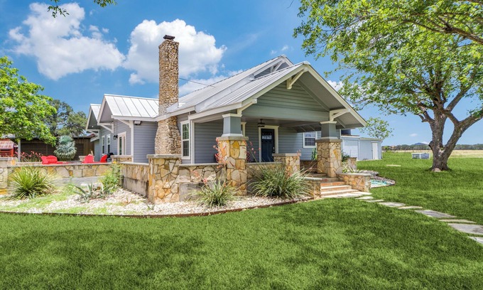 Comfort House | Country Ranch Home on 10 acres in Texas Hill Country - Family/Company Retreats