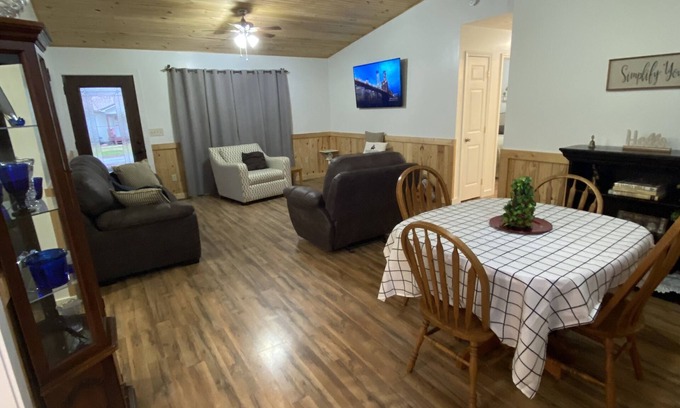 Se Ree House | Country Setting in Kentucky. Near lakes for fishing and relaxing.