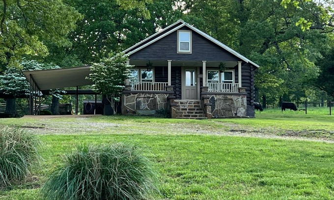 Mammoth Spring House | Country setting Old Log Home 5 mins to Spring River