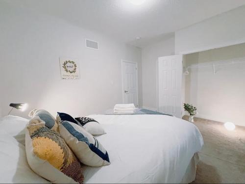 Georgetown House | Country-Style King BR-Close to 401, Go Train, Mall
