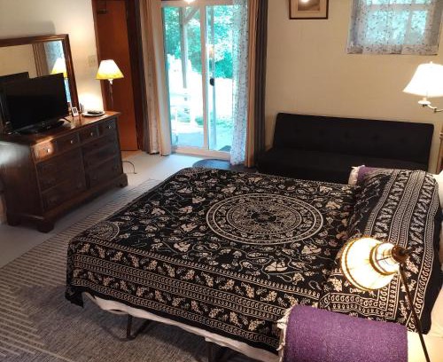 Athens House | Country suite with bath and laundry