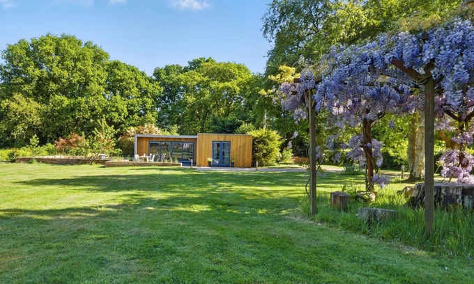 Broad Oak Apartment | Countryside Annex- Sleeps 2, Free Parking & Garden