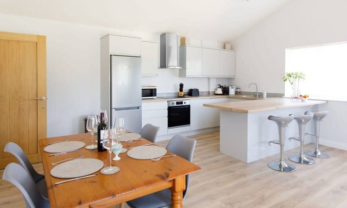 Birdham House | Countryside Bungalow for 4 Close to Beaches