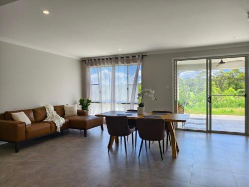 Chatsworth House | Countryside Hilltop Stay near Gympie