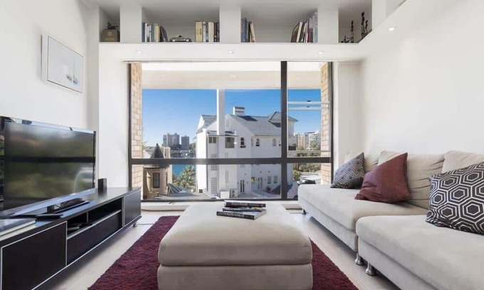 Elizabeth Bay Apartment | Couple's Getaway in Elizabeth Bay with Parking