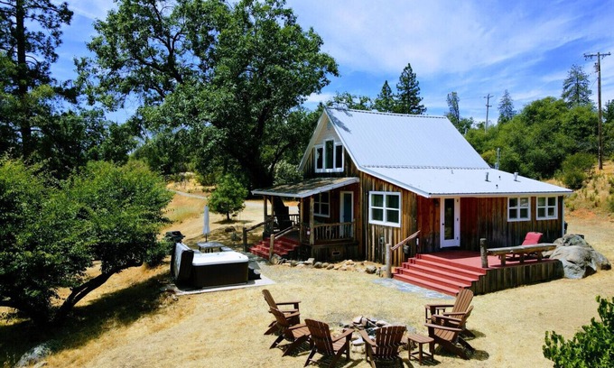 Mariposa Cabin | Couples 1 Bedroom Cabin, HOT TUB, FIRE-PIT, PETS on 40 acres!