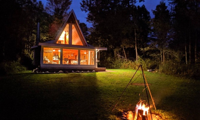 Irons Cottage | Couples Retreat on the River.