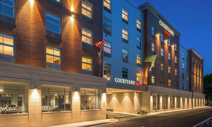 Edgewater Hotel | Courtyard by Marriott Edgewater NYC Area