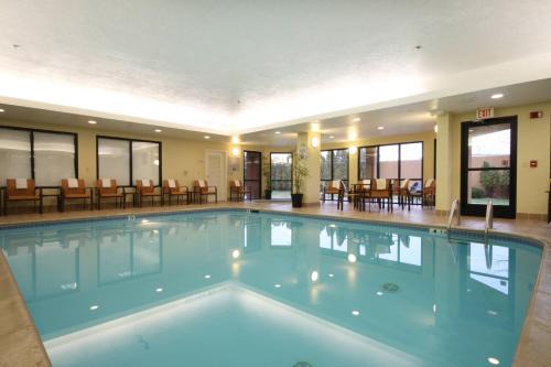 Flint Hotel | Courtyard by Marriott Flint Grand Blanc