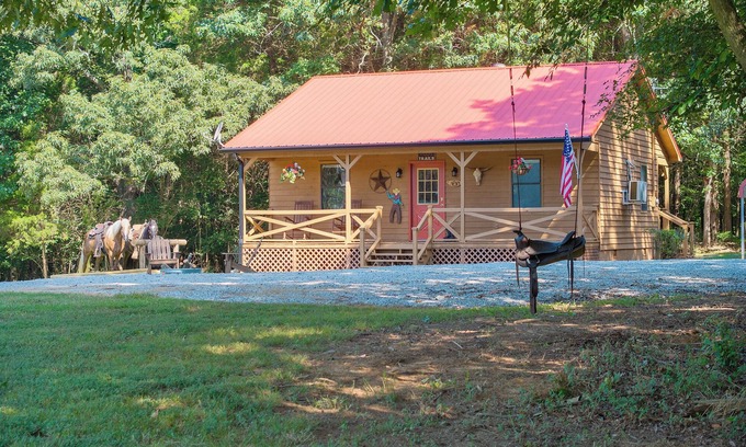 Idlewild Cabin | Cowboy Hideout on Horse Ranch, 14 miles from I-40, near Jackson, West Tennessee