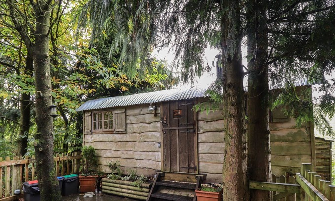Newcastle-on-Clun Cottage | COWBOY, pet friendly, character holiday cottage in Beguildy