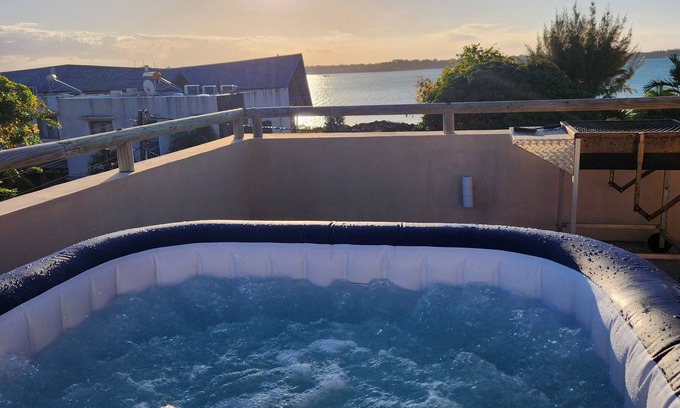 Calodyne House | Cozy pavillon with private jacuzzi on rooftop terrace
