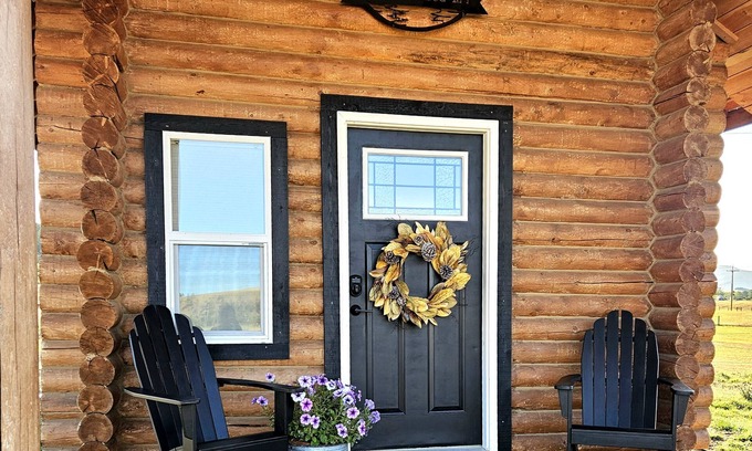 Elliston Cabin | Cozy 1-Bed 1-Bath Cabin Retreat. King Size Bed, Wi-Fi, TV and Pet Friendly!