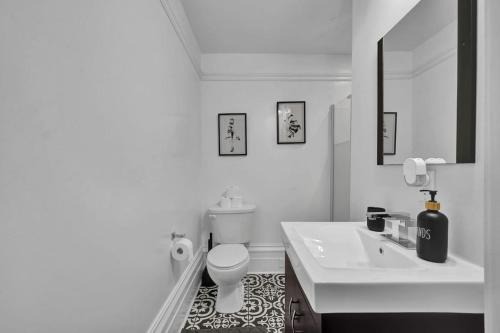 Cobourg Apartment | Cozy 1 Bed Apt Mins to Downtown and Beach Parking